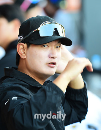 [MD포토] 취재진 바라보는 한화 김서현 '날카로운 눈빛'