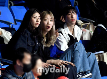 [MD포토] 박혜민-박은진-정호영 '남자 배구, 구경 왔어요'