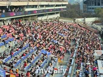 '우승 후보 맞나' 개막전부터 완패, LG 팬들은 7회부터 야구장을 떠났다 [MD수원]