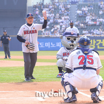 [MD포토] 김인식 전 감독의 잠실구장 개막전 시구