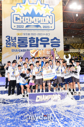 [MD포토] 3년 연속 통합우승 대한항공 '우리가 챔피언'