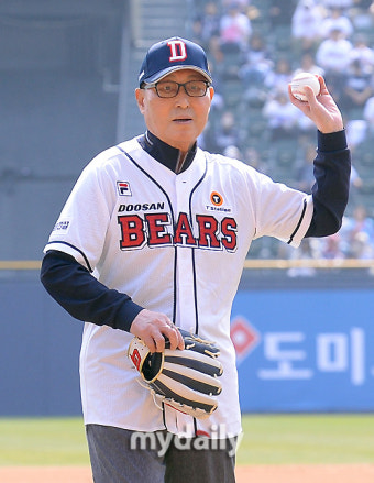 시구하려다 '당황한 국민감독'...김인식 감독이 당황한 이유는 무엇일까 [유진형의 현장 1mm]