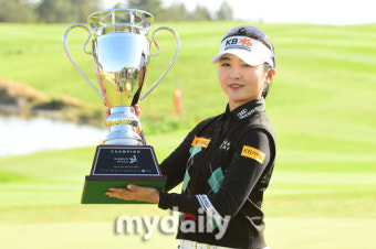 [MD포토] 우승 트로피 높이 든 이예원 '내가 챔피언'