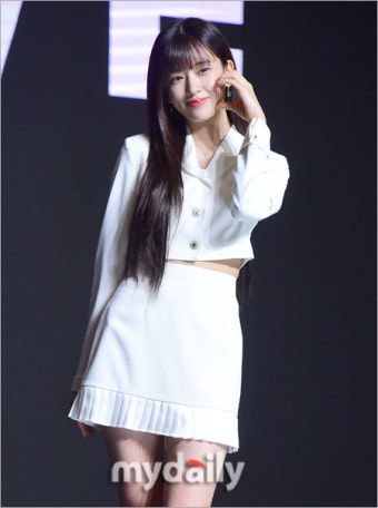 [MD포토] 아이브 안유진 '반할 때까지 볼하트'