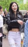 [MD포토] 아이칠린 예주 팬이 있어 행복한 출근길