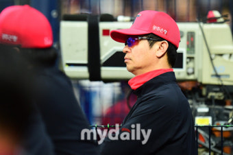 [MD포토] 김종국 감독 '메디나를 지켜보며'