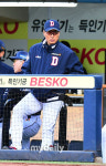 [MD포토] 라팍 1루에서 경기 지켜보는 두산 이승엽 감독
