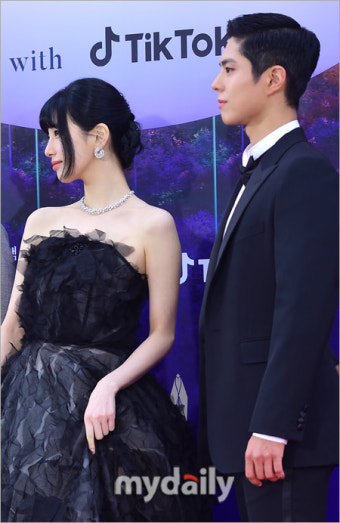 [MD포토] 수지·박보검 '그람 같은 턱선'