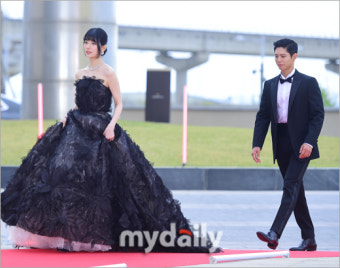 [MD포토] 묵묵히 수지 뒤 따르는 박보검'