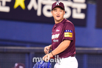 [MD포토] 미소짓는 최원태 '수비가 도와주네'
