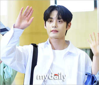 [MD포토] 제로베이스원 김지웅 '설레는 첫 해외 일정'