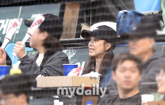 [MD포토] 정려원 '야구 응원왔어요'