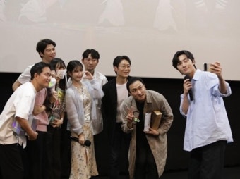 표절 고발당한 아이유, 무대인사+손편지 통해 “걱정 마세요” 손하트 귀여운 매력까지[MD픽]