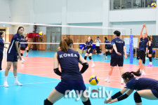 [MD포토] 선수들 훈련 돕는 김연경 어드바이저