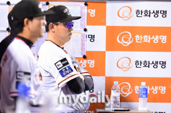 [MD포토] 한화 최원호 감독 '집중'