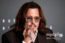 조니 뎁 “더 이상 할리우드 필요치않아”, 혀 내밀며 조롱[76th 칸영화제](종합)