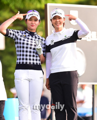 [MD포토] 박현경-박지영 '유쾌한 포즈'