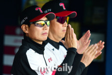 [MD포토] 박수치는 염경엽 감독 선발 플럿코 출발이 좋다