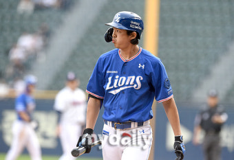 [MD포토] 구자욱 '김동주 공 좋네'