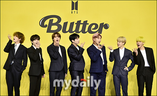 하이브 계열사 직원들, BTS 멤버 입대 소식을 악용한 주식 매도 혐의로 무기징역형 집행유예 결정 받아 - 법원