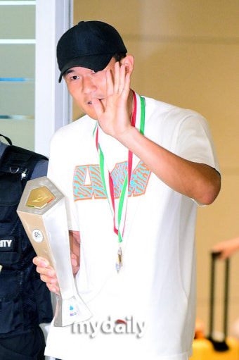 [MD포토] 위풍당당 김민재 '우승 메달과 수비수상 트로피 들고'