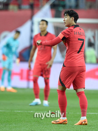 [MD포토] 손흥민 '후반 교체 투입되는 캡틴 손'