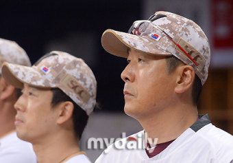 [MD포토] 홍원기 감독 '요키시 작별 영상 보며 촉촉히 젖은 눈가'