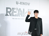 [MD포토] 유노윤호, 손인사는 귀엽게