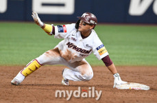 [MD포토] 김태진 실책으로 2루까지