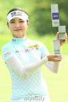 [MD포토] 이예원 큐브 트로피 들고 활짝 웃는다