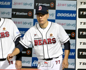 [MD포토] 이승엽 감독 '오늘 경기 편하게 보네요'