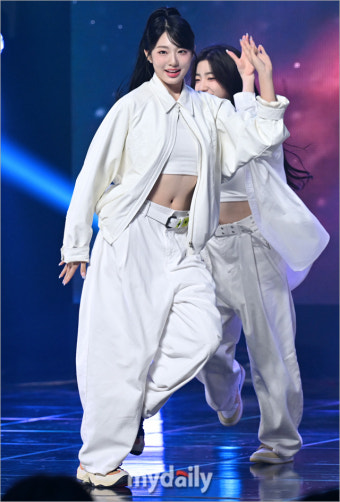 [MD포토] 트리플에스 러블루션 신위 '예쁜 복근 감출 수 없죠'