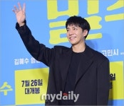 [전문] 팬서비스 논란 이승기 측 악의적으로 아티스트 흠집내려는 것에 유감 표한다