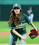 [MD포토] 이나연 아나운서 '시구도 잘해요'