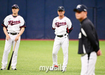 [MD포토] 이종열 코치, 류중일 감독 선수들 움직임 바라보며