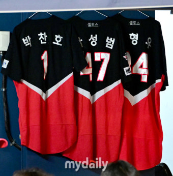 [MD포토] KIA 더그아웃에 유니폼 하나가 더 걸렸다