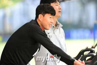 [MD포토] 손흥민 '오늘은 동료들 훈련 지켜본다'