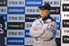 [MD포토] 이승엽 감독 정말 중요한 경기인데