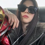 흉터 걱정 안해…한소희,  피어싱 뚫은 자리에 반창고 붙였네? [MD★스타]