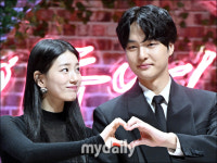 [MD포토] 수지, 긴장한 세종 오빠 귀여워