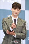 [MD포토] 성훈, 공손한 미니하트