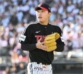 메가트윈스포 폭발+5⅔이닝 1실점 김윤식 향한 기립박수…패승승승 LG, 우승확률 93%→29년 만의 왕좌까지 한계단 남았다 [MD수원 KS]