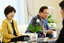 [MD포토] 일본 대사와 환담 나누는 김기병 롯데관광개발 회장과 신정희 부회장