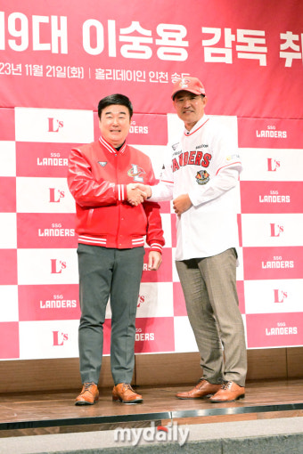 [MD포토] SSG 유니폼 입고 포즈 취하는 이숭용 감독