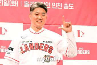 [MD포토] 이숭용 감독 '랜더스 포즈는 완벽하게'