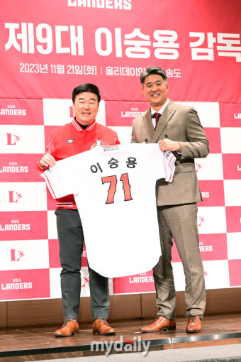 [MD포토] SSG 유니폼 전달받는 이숭용 감독 '제 9대 감독으로 취임'