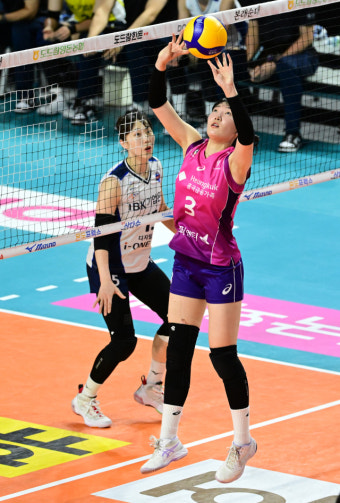 '이래서 김연경 김연경 하는구나!'...'당근과 채찍' 박혜진에게 자신감을 심어준 배구여제 특유의 리더십 [유진형의 현장 1mm]