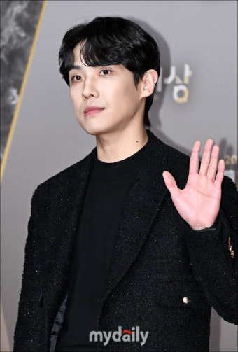 [MD포토] 이준, '무거운 손인사'