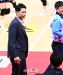 경기 시작 전 부글부글 강성형 감독…의도적으로 그런건가? [곽경훈의 현장]