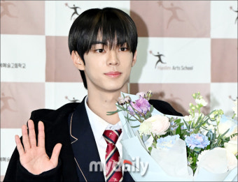 [MD포토] 투어스 도훈, '꽃보다 미소'